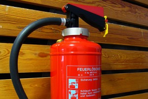 Feuerlöscher sollen an leicht zugänglichen Stellen aufgestellt werden.