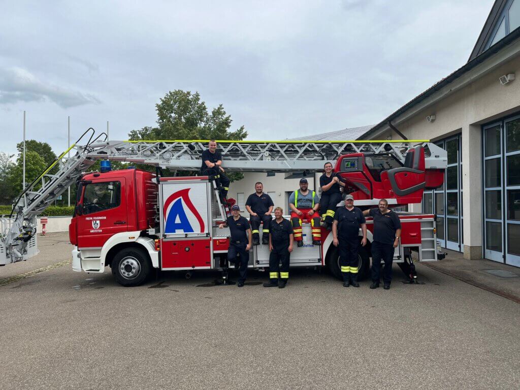 Sieben neu ausgebildete Drehleitermaschinisten